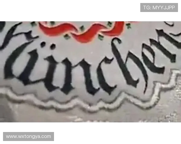 拜仁慕尼黑25 26赛季啤酒节球衣曝光米白色搭配墨绿边纹展现优雅风格 拜仁慕尼黑25 26赛季啤酒节球衣曝光米白色搭配墨绿边纹展现优雅风格